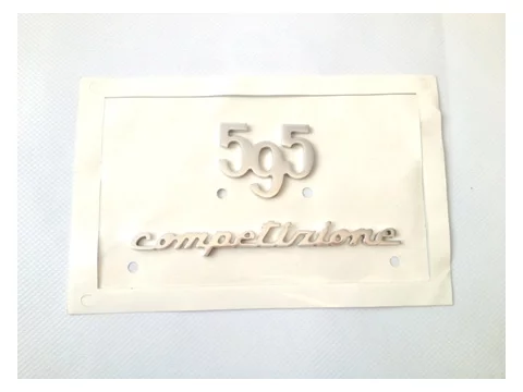 Chrómové logo 595 a Competizione