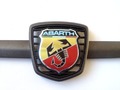 Lišta so znakom predného Abarth nárazníka